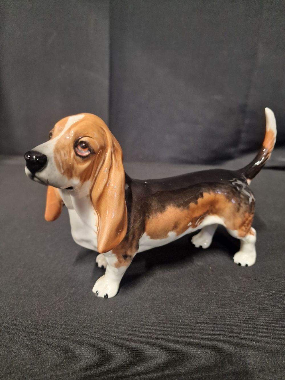 Lot 373: Beswick Blood Hound approach 20x15xm