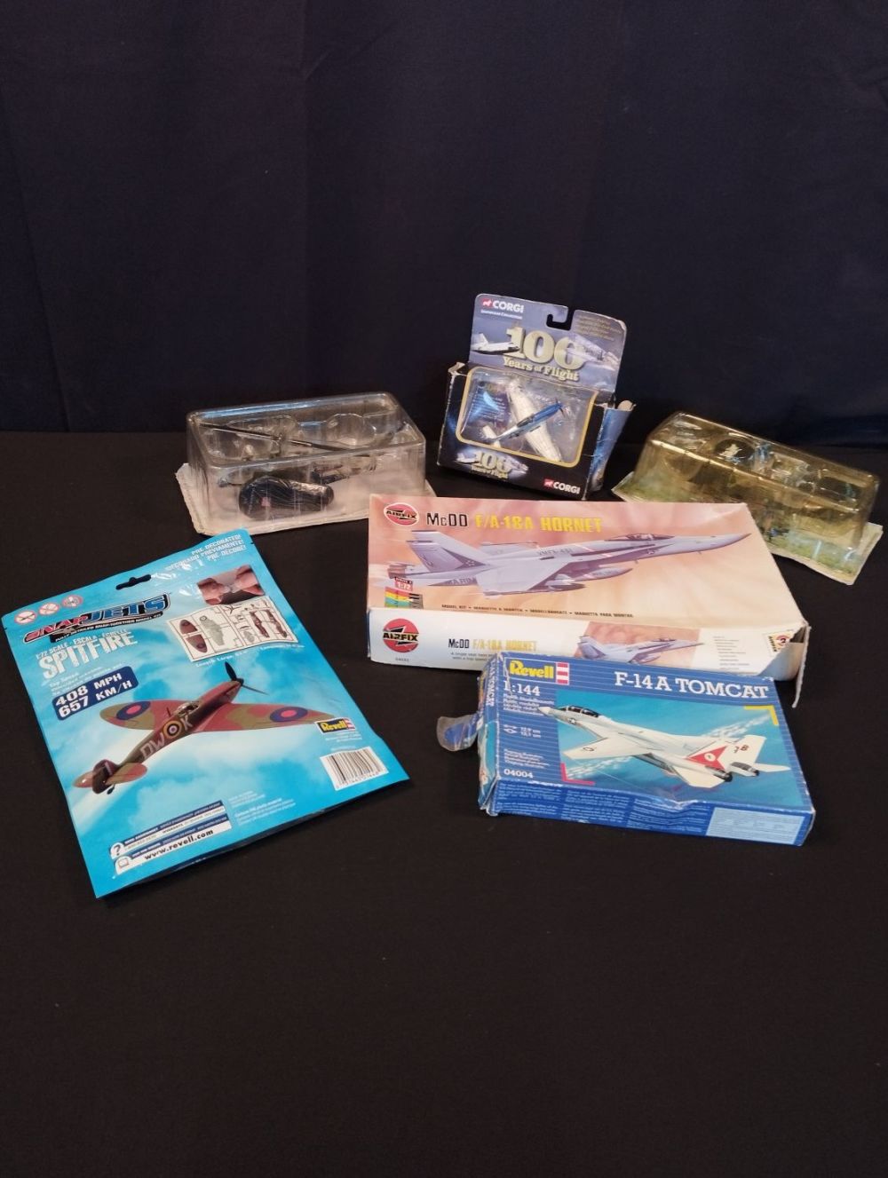 Lot 152: Selection of Model Planes and Model Kits inc...