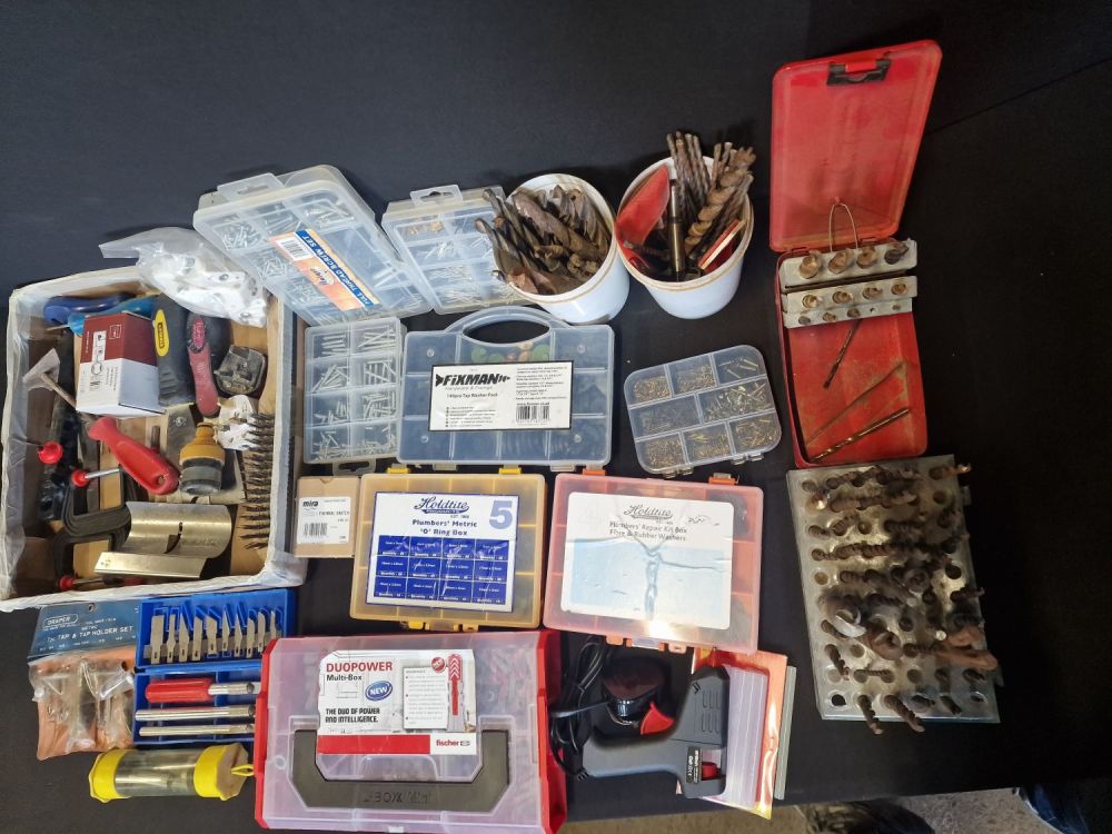 Lot 162: A selection of hardware including duopower, fixman, hold...
