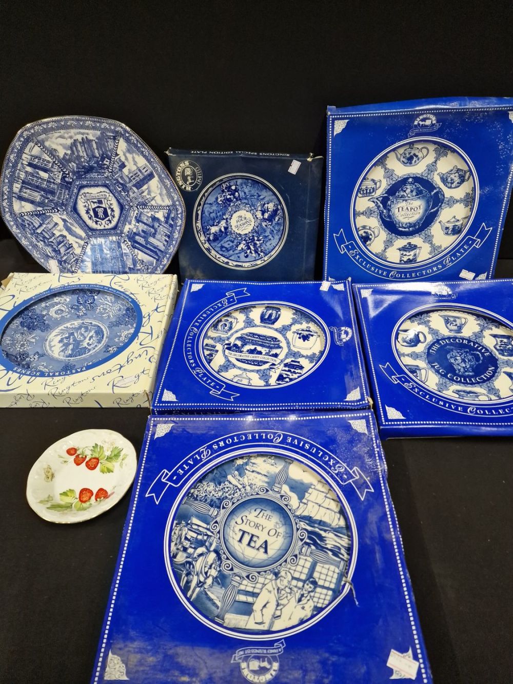 Lot 176: A collection of 8 vintage Ringtons tea collectable...