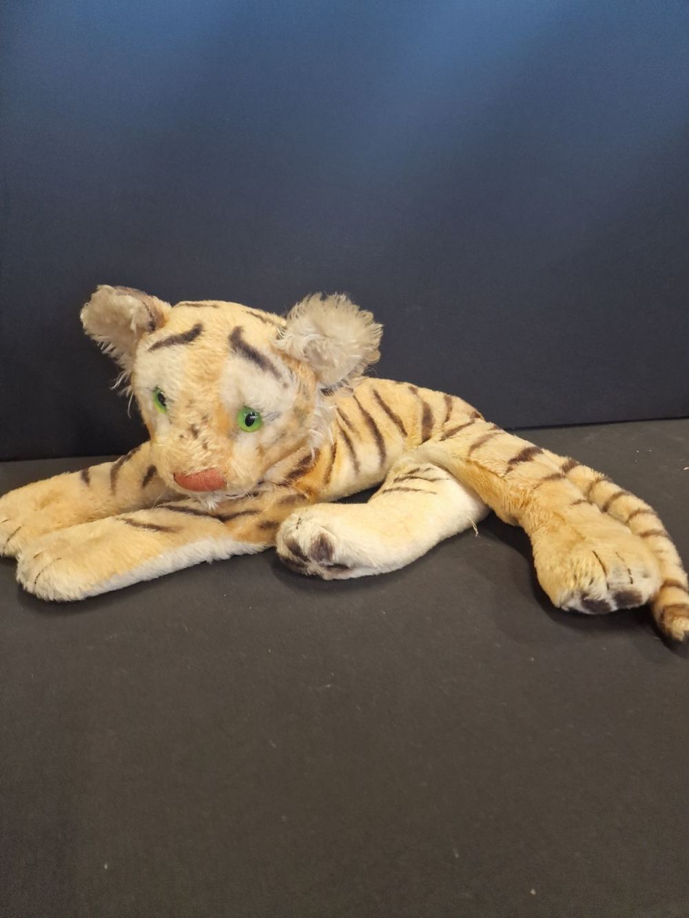 Lot 181: VINTAGE 1950s LARGE STEIFF LAYING TIGER 26"