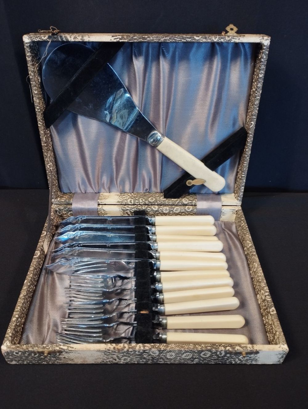 Lot 218: Vintage Chromium Plate 13 Piece Fish Server Set
