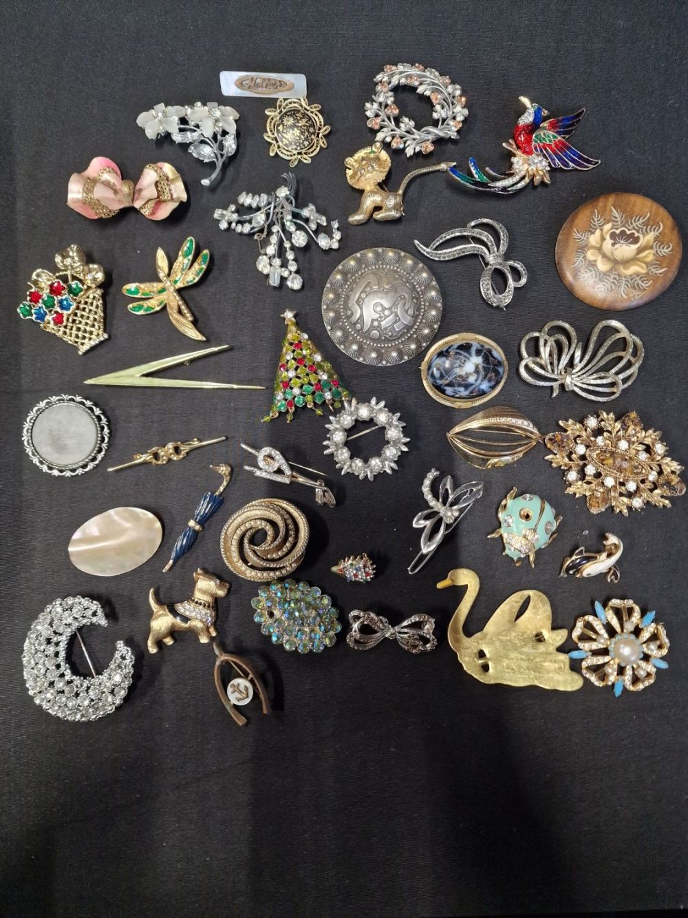 Lot 277: A selection of vintage brooches