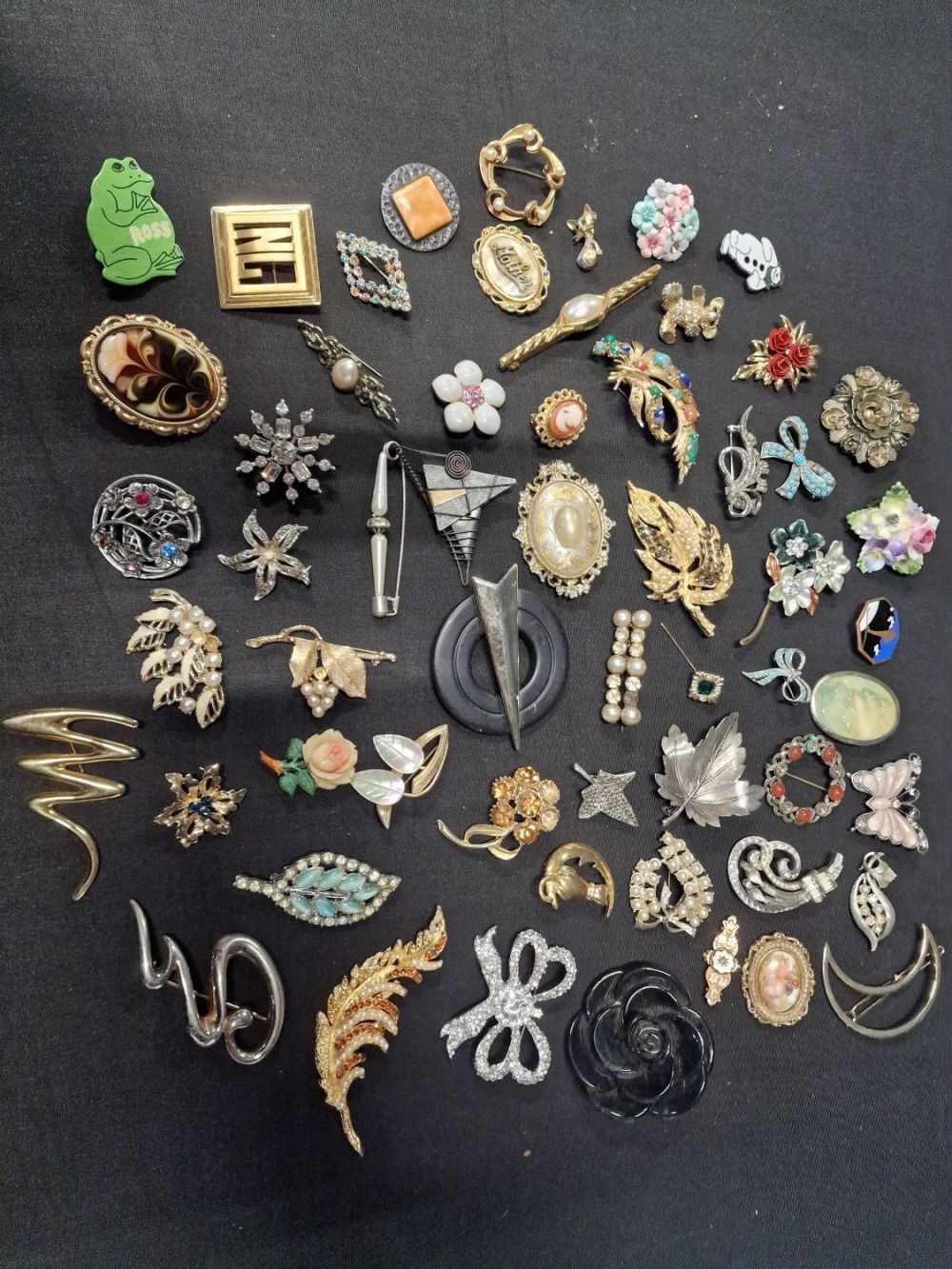 Lot 279: A collections of vintage brooches and pins