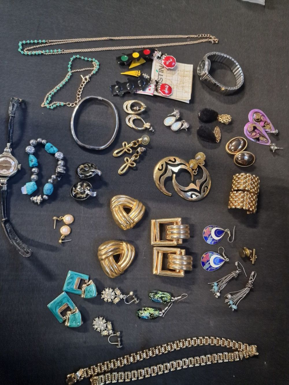Lot 362: A selection of vintage costume jewellery
