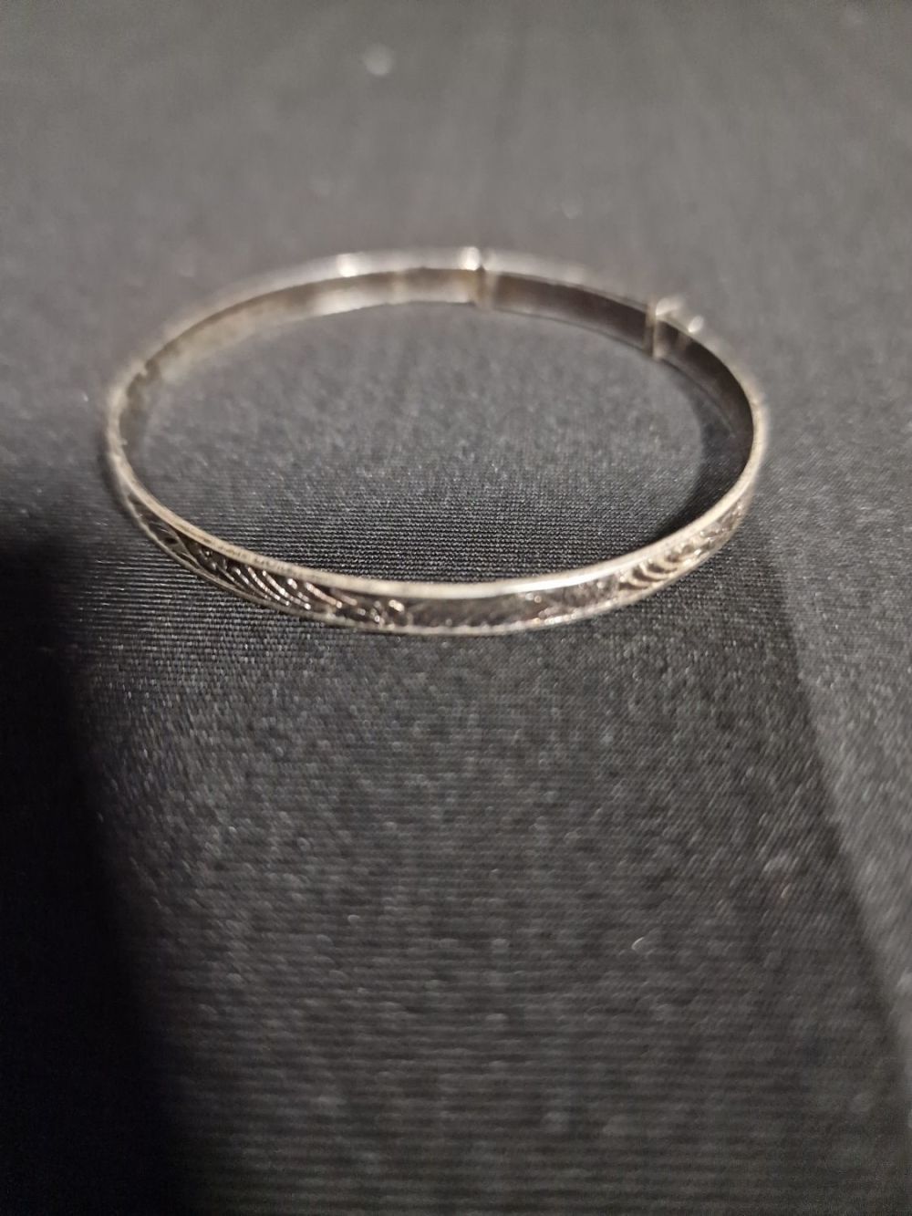 Lot 393: Sterling silver children's bangel. Hallmarked.