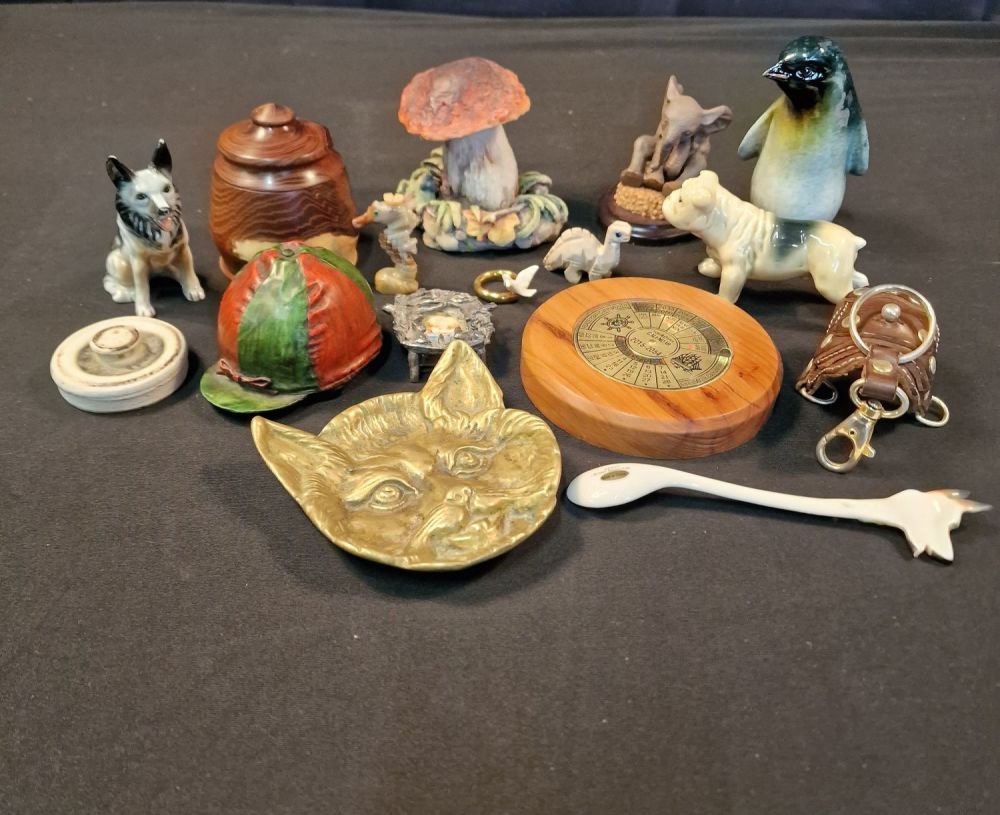 Lot 113: A selection of vintage ornaments includes Vatkin design...