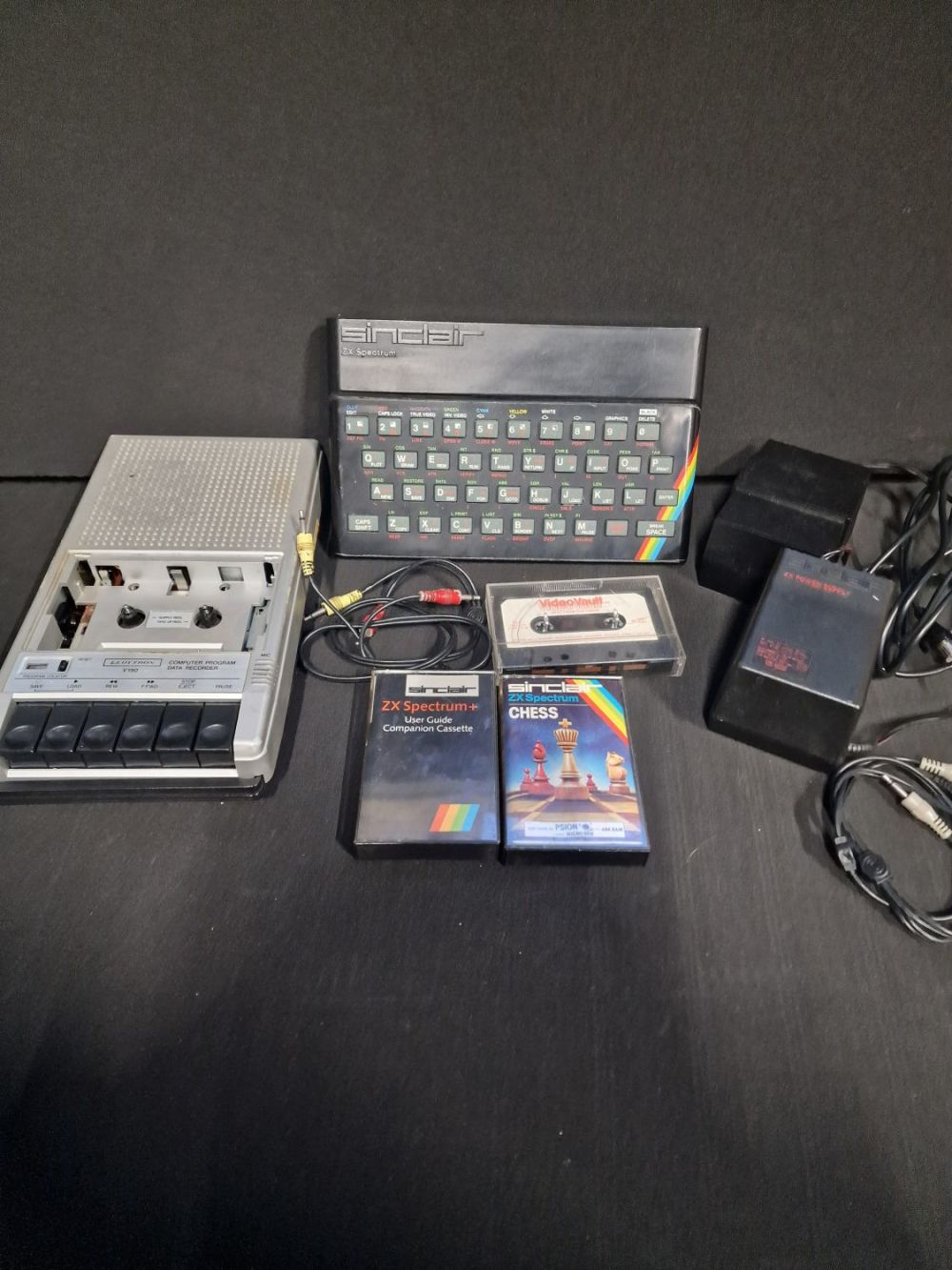 Lot 119: ZX Spectrum sinclair. With Cassette, user guide, video...