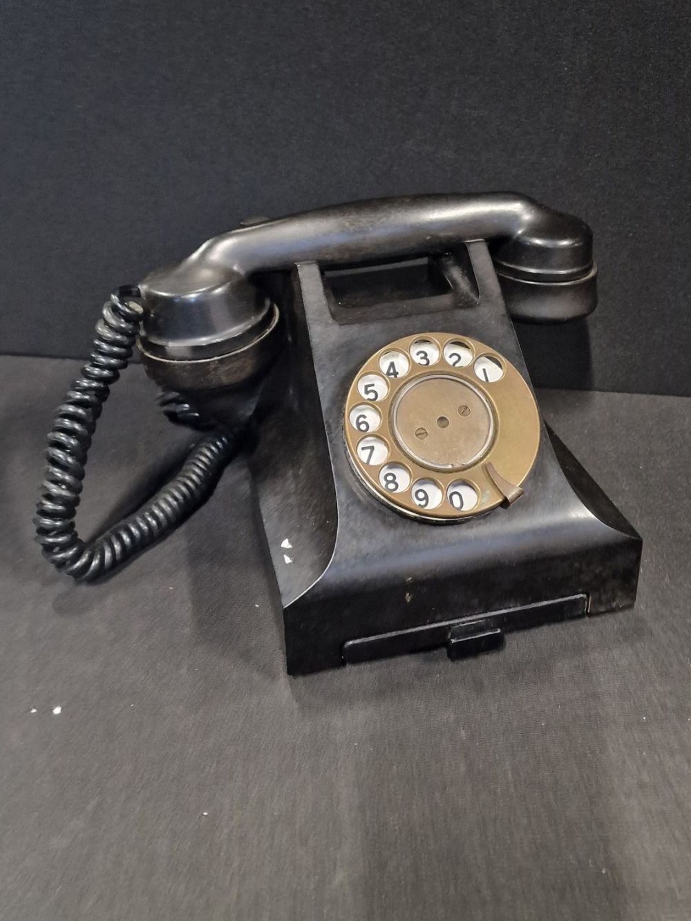 Lot 198: Collectible Original Bakelite Antique FWR2 Classic Rotary Dial...