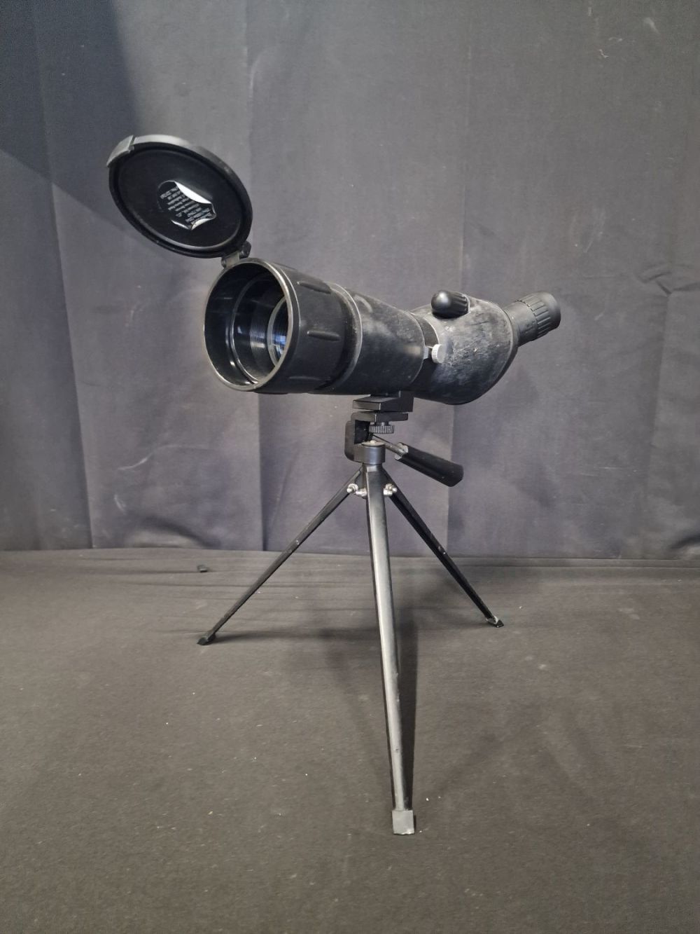 Lot 204: A AURIOL 20x 60x zoom 28m/1000m (20x) IAN...