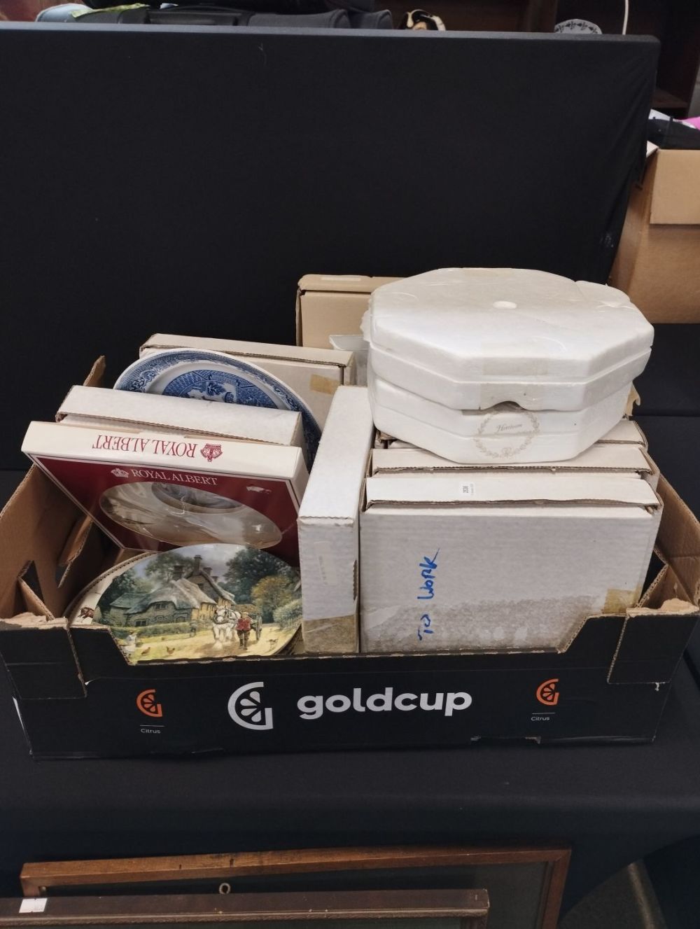 Lot 274: Over 20 Vintage Collectable Picture Plates inc Wedgewood...