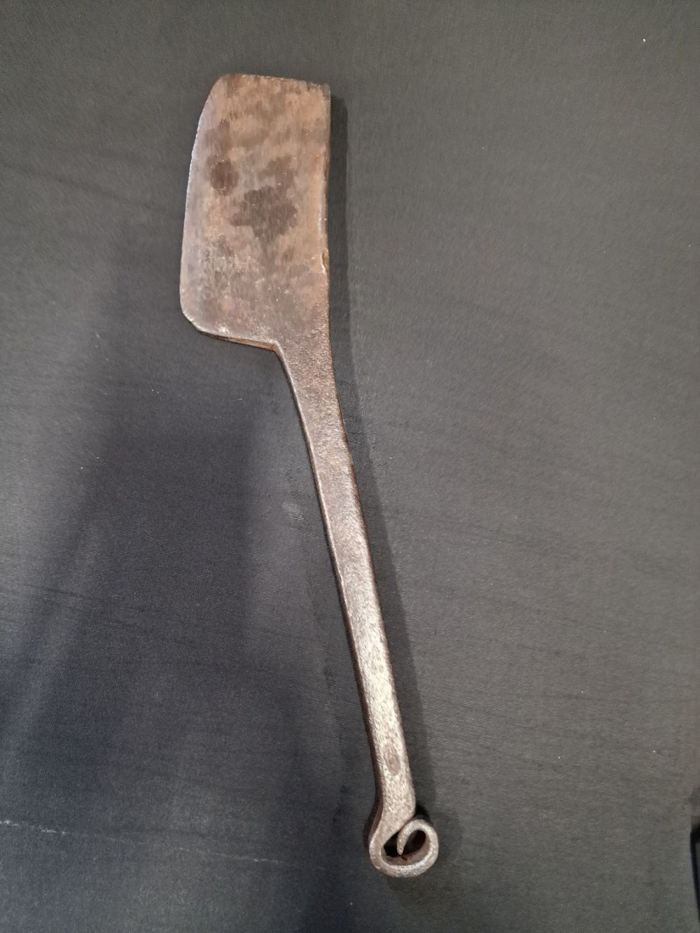 Lot 276: A vintage cast iron cleaver. 5.25" blade