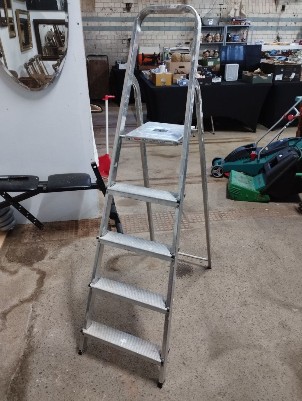 Lot 369: 5 Tread Aluminium Stepladder