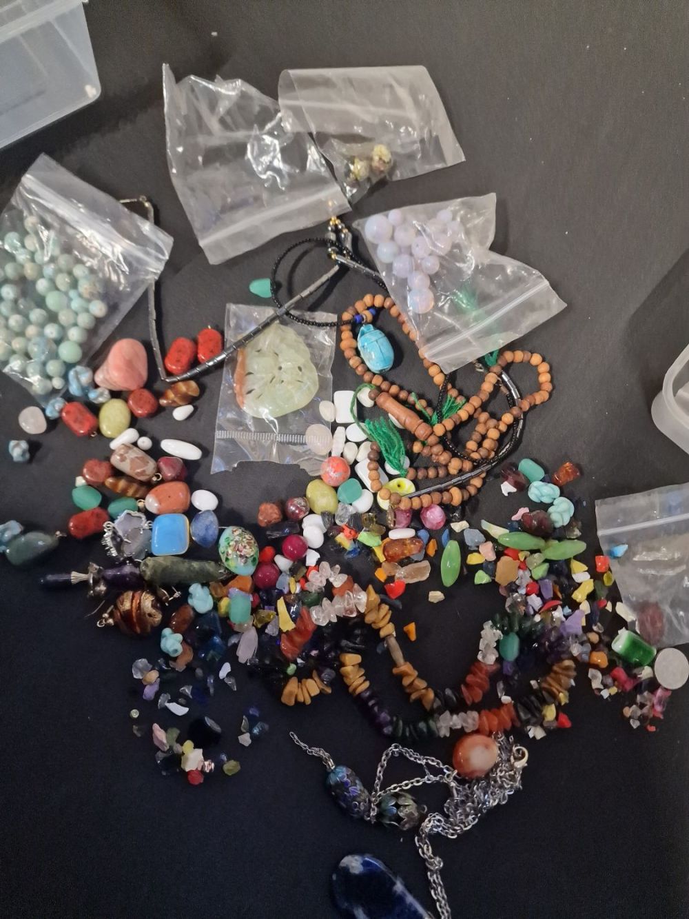 Lot 374: A quantity of various gems stones. Includes amethyst...