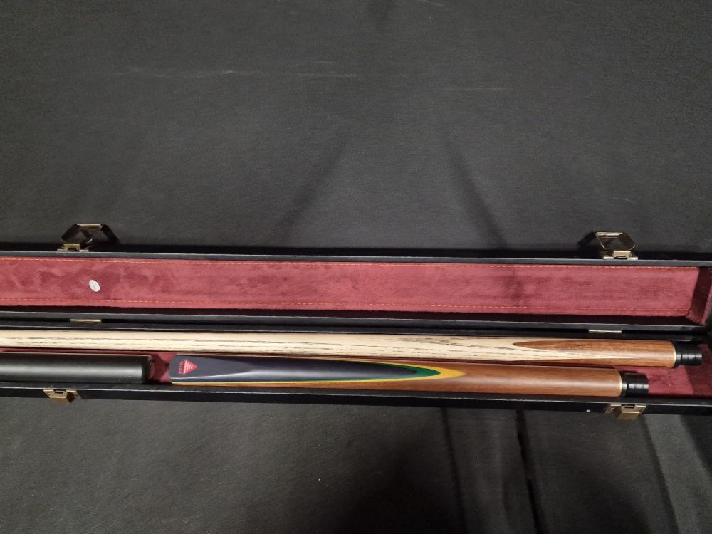 Lot 386: Hand made STAR 3 part snooker que in...