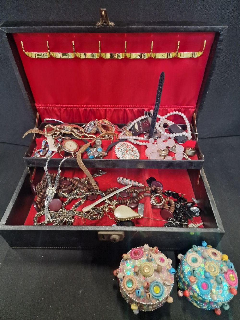 Lot 27: A quantity of vintage jewellery including watches and...