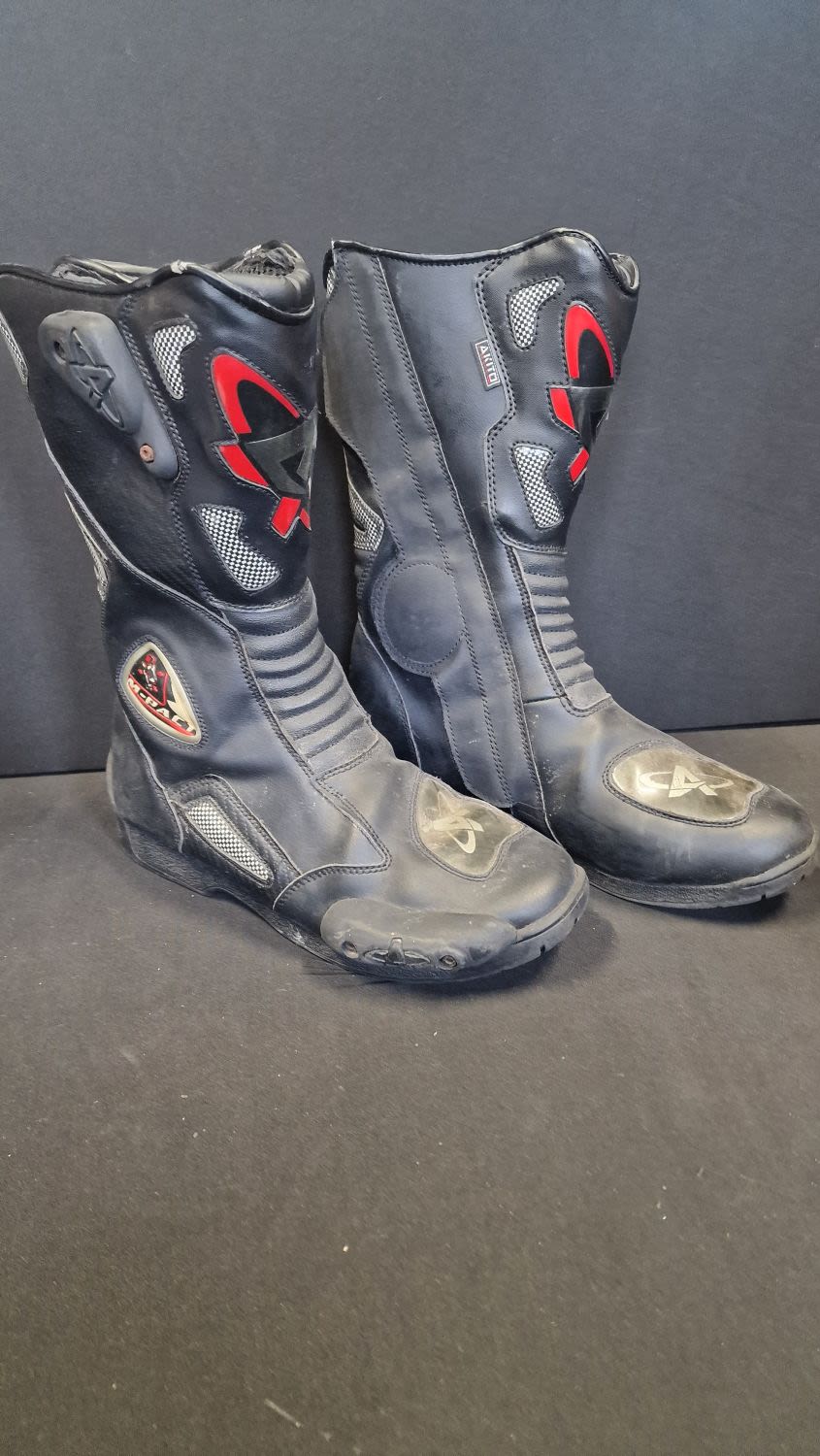 Lot 48: A pair of mens size 10/44 Akito TUFFMAN...