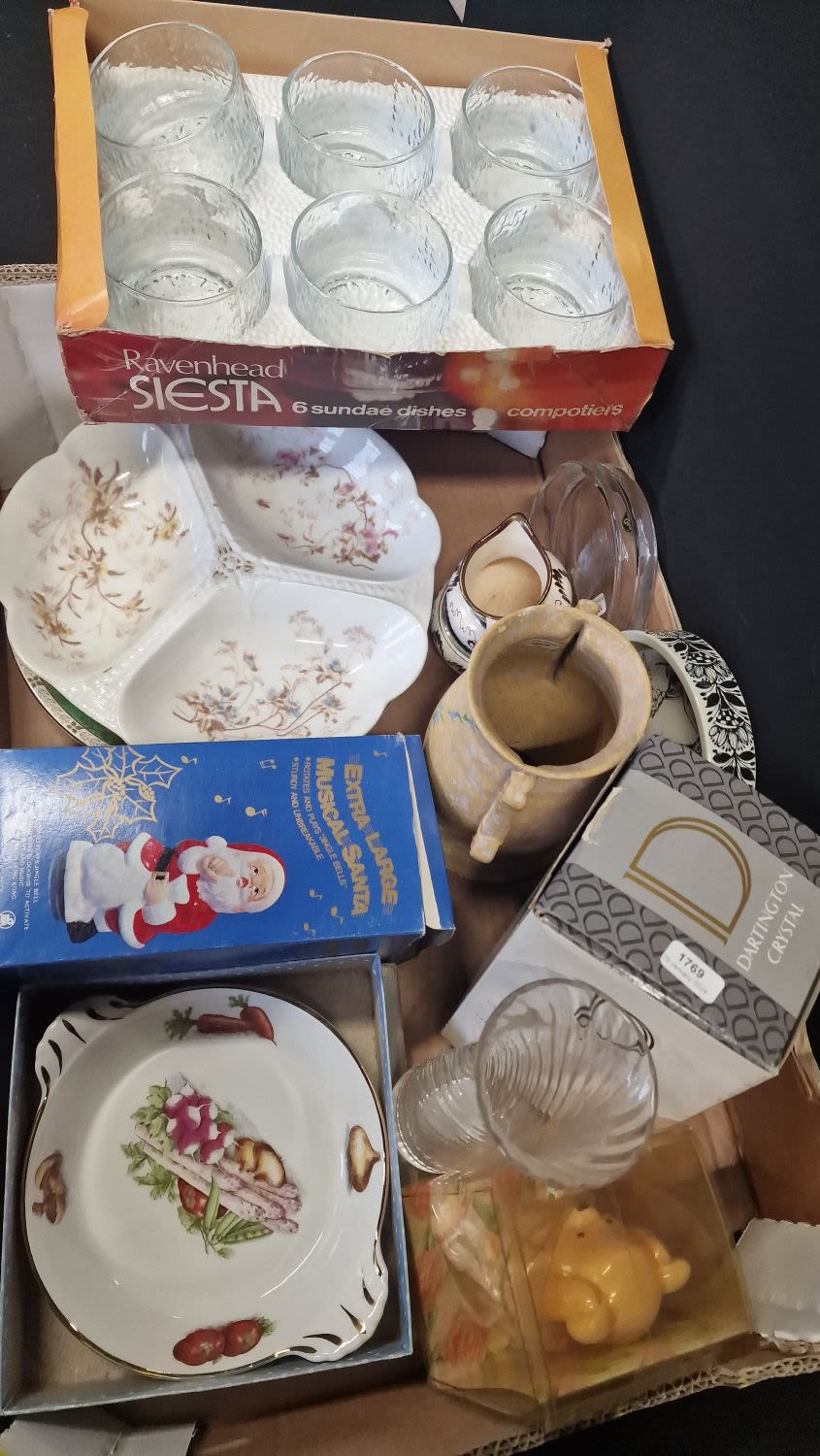 Lot 64: A collection of vintage Pottery and glass ware