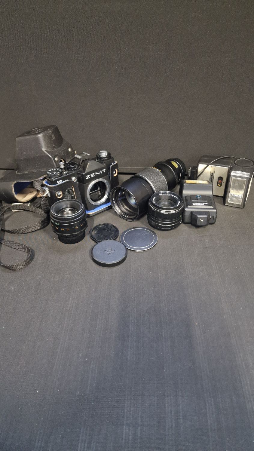 Lot 82: ZENIT 12xp camera body with 1:35 f=200m lense,...