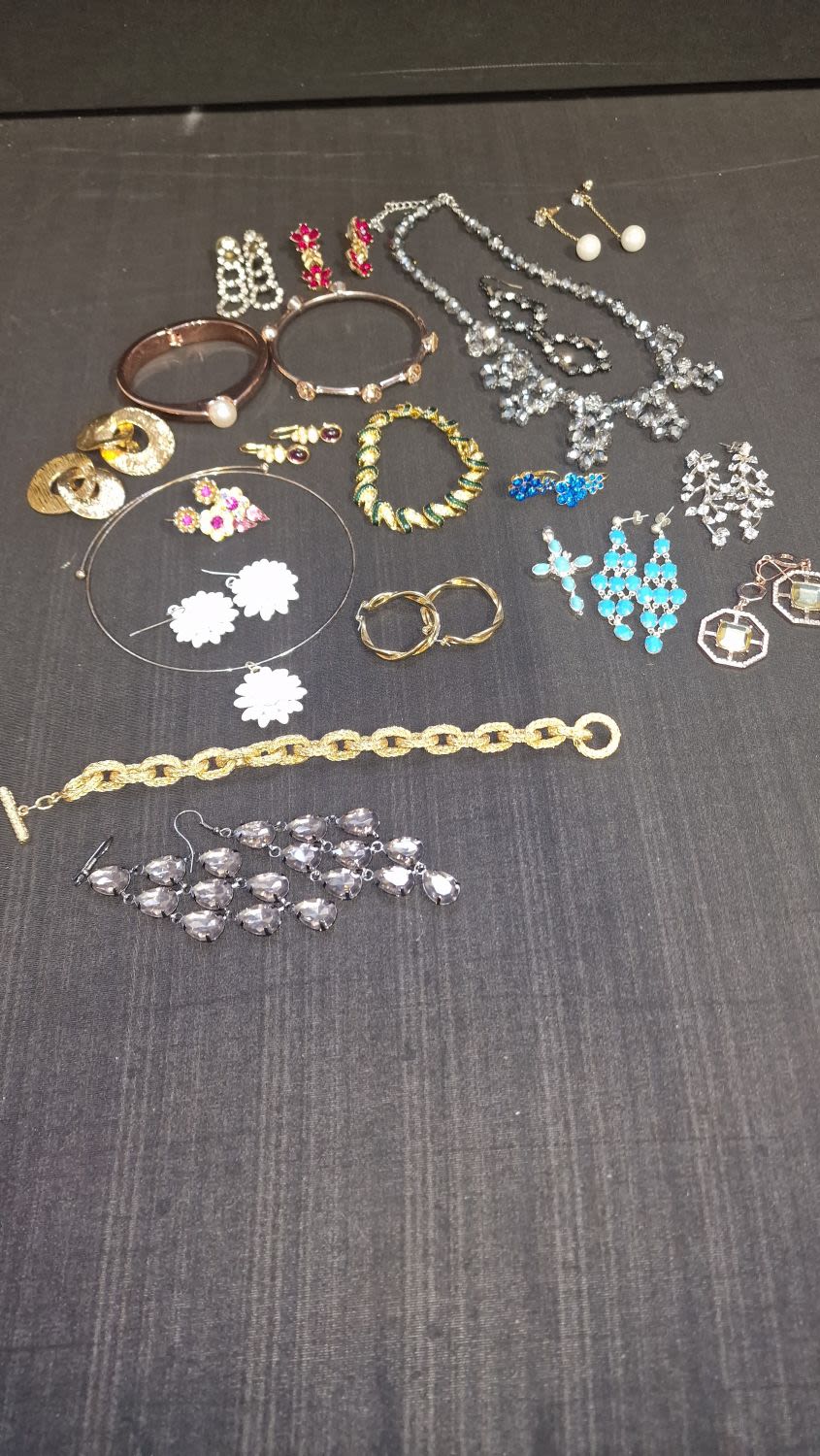 Lot 97: A selection of high quality costume jewellery. Includes...