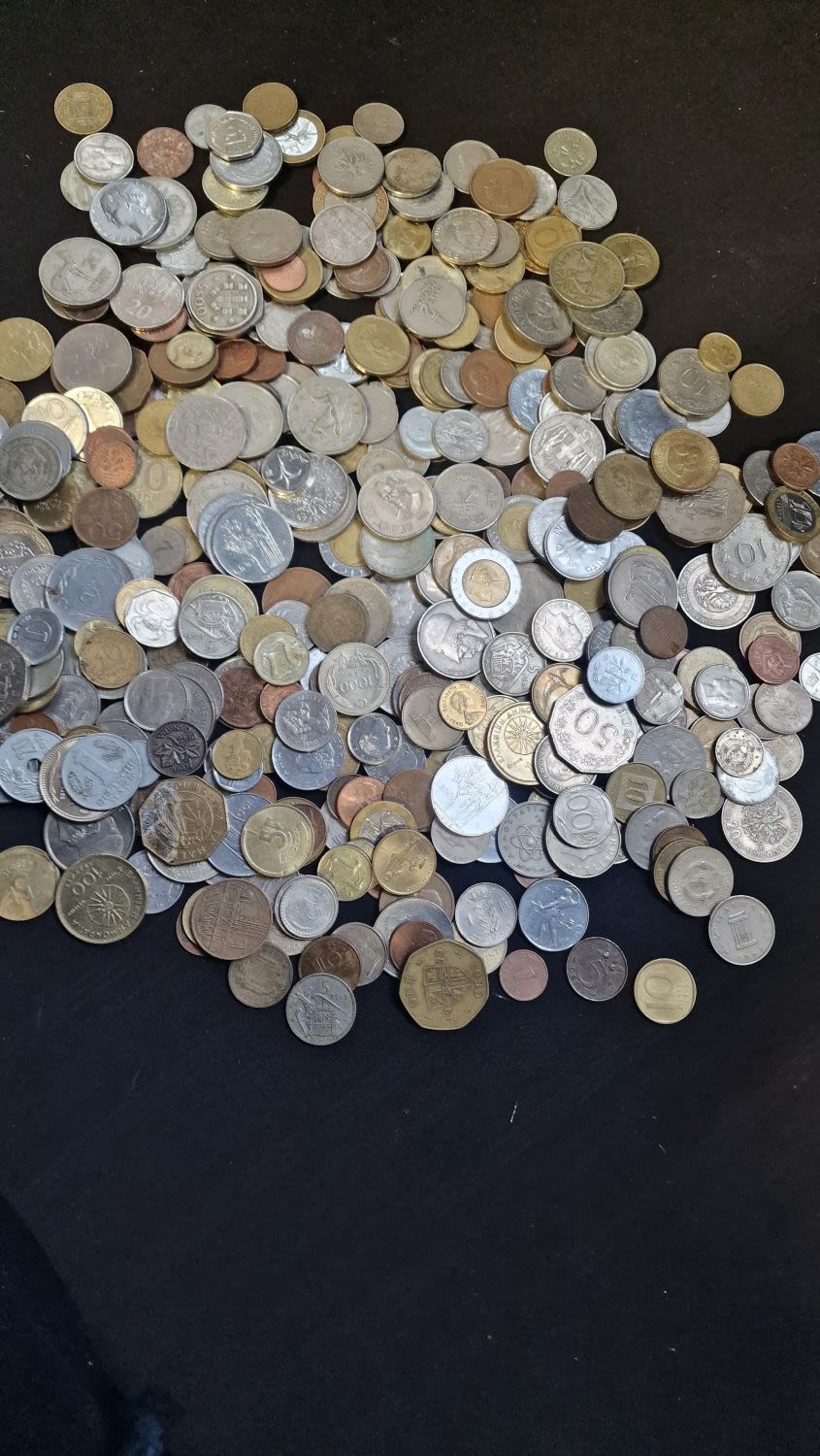 Lot 107: A large collection of various coins