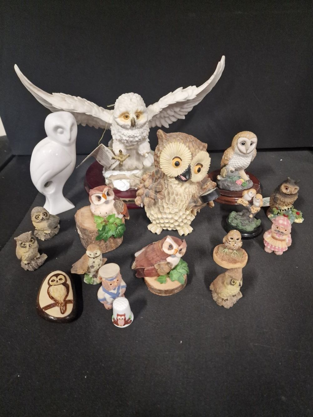 Lot 128: A collection of Owl ornaments. Ceramic and wood.