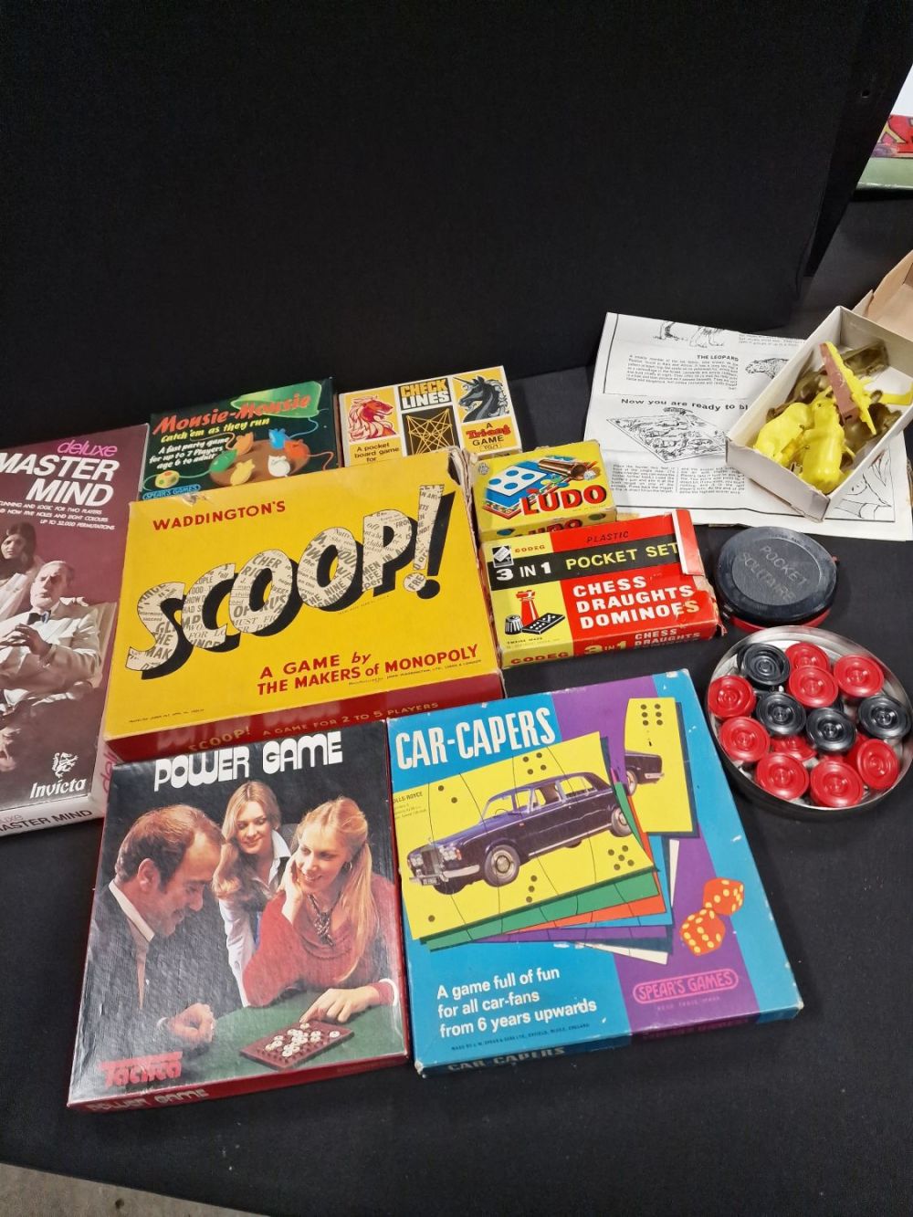 Lot 183: A selection of vintage board games and puzzles...