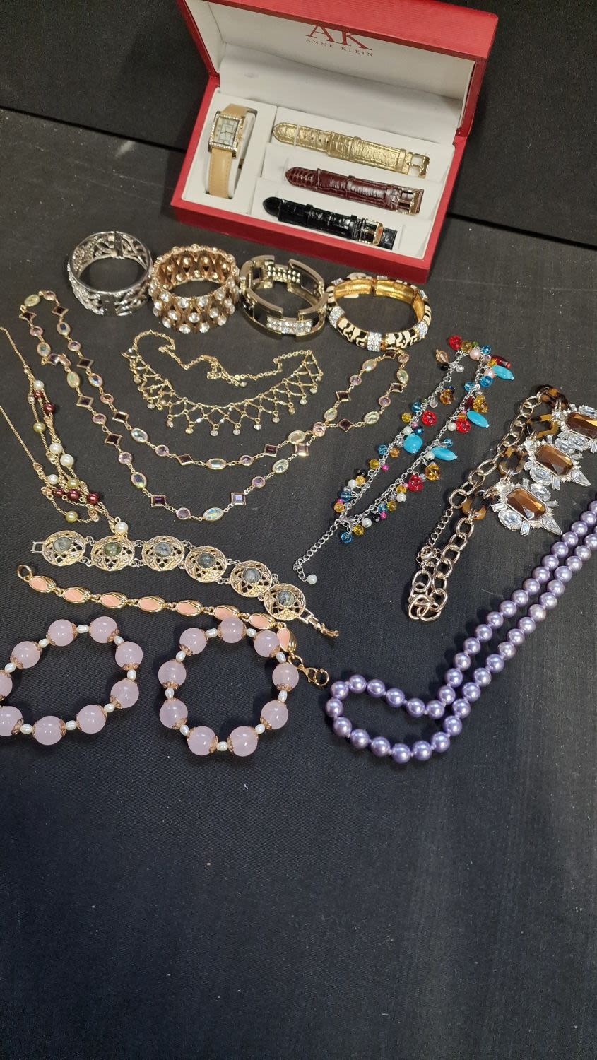 Lot 196: A selection of high quality costume jewellery, Anne...