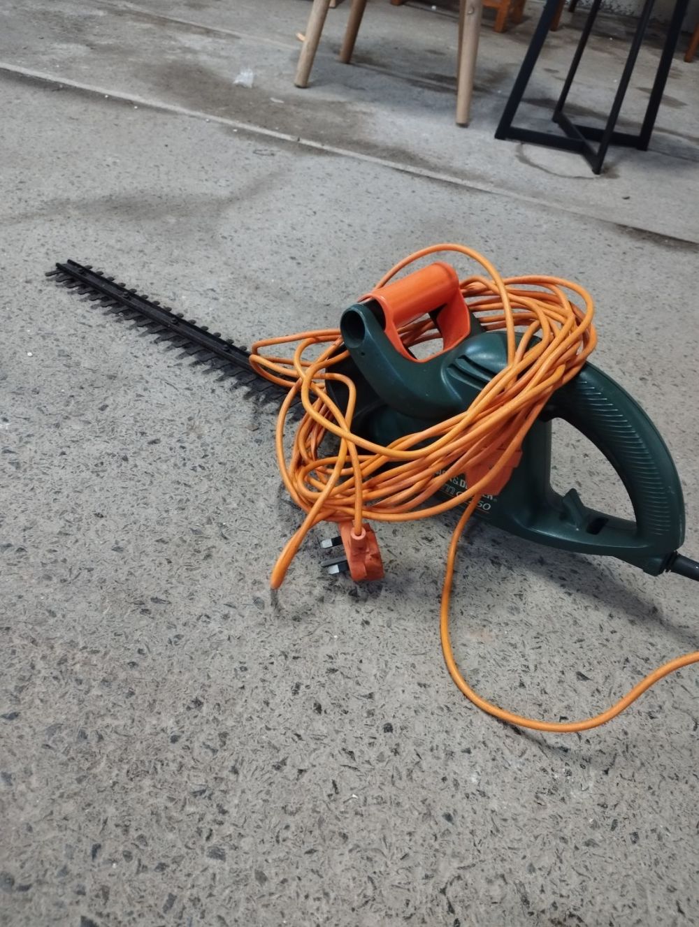 Lot 246: Black and Decker GT250 41cm Hedge Trimmer. Tested...