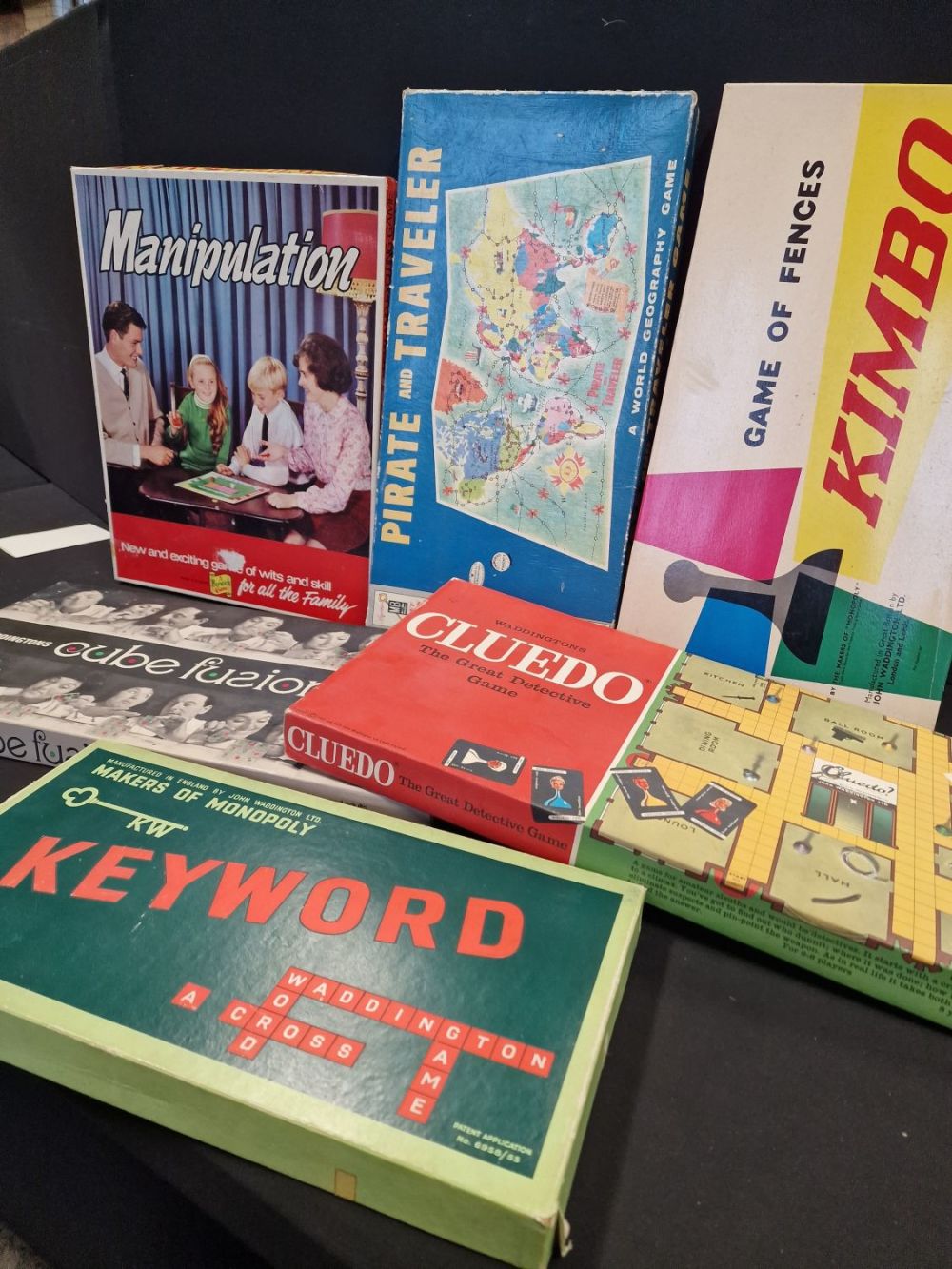 Lot 265: Six boxed vintage board games. Manipulation, cube fusion,...