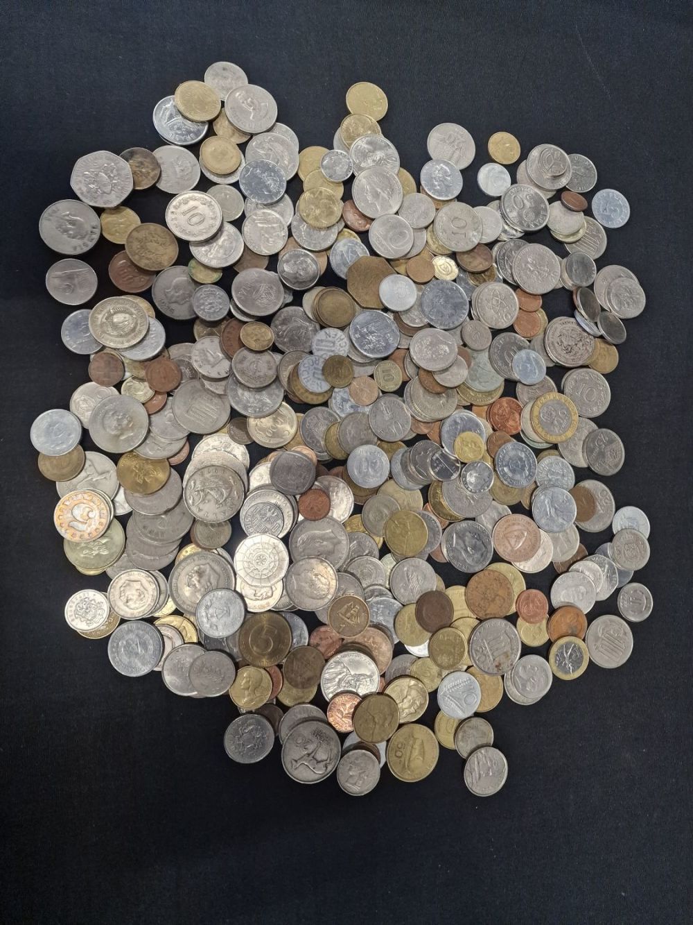 Lot 122: A Large Selection of mixed coins.