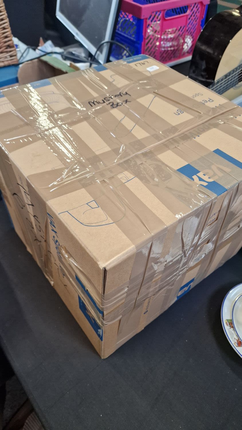 Lot 128: ?????? MYSTERY BOX ??????