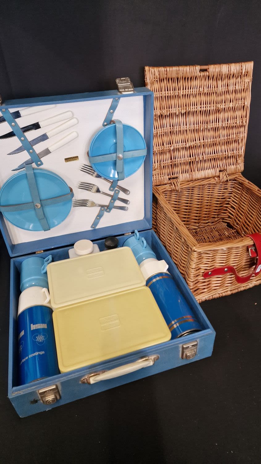 Lot 130: 1960's vinatge complete picnic set in hard case...