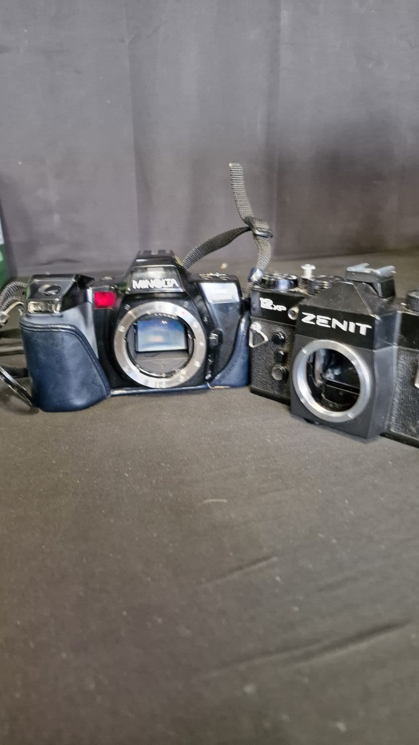 Lot 131: Minolta Dynax 7000i and a Zenit 12xp 35mm...