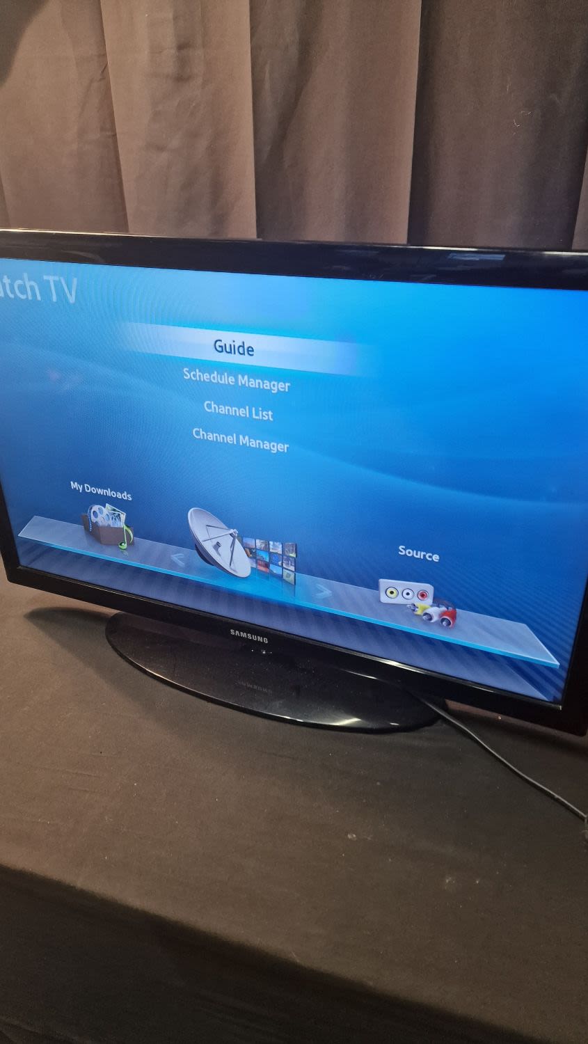 Lot 243: SAMSUNG 32" SMART TV model UE32D4003BW