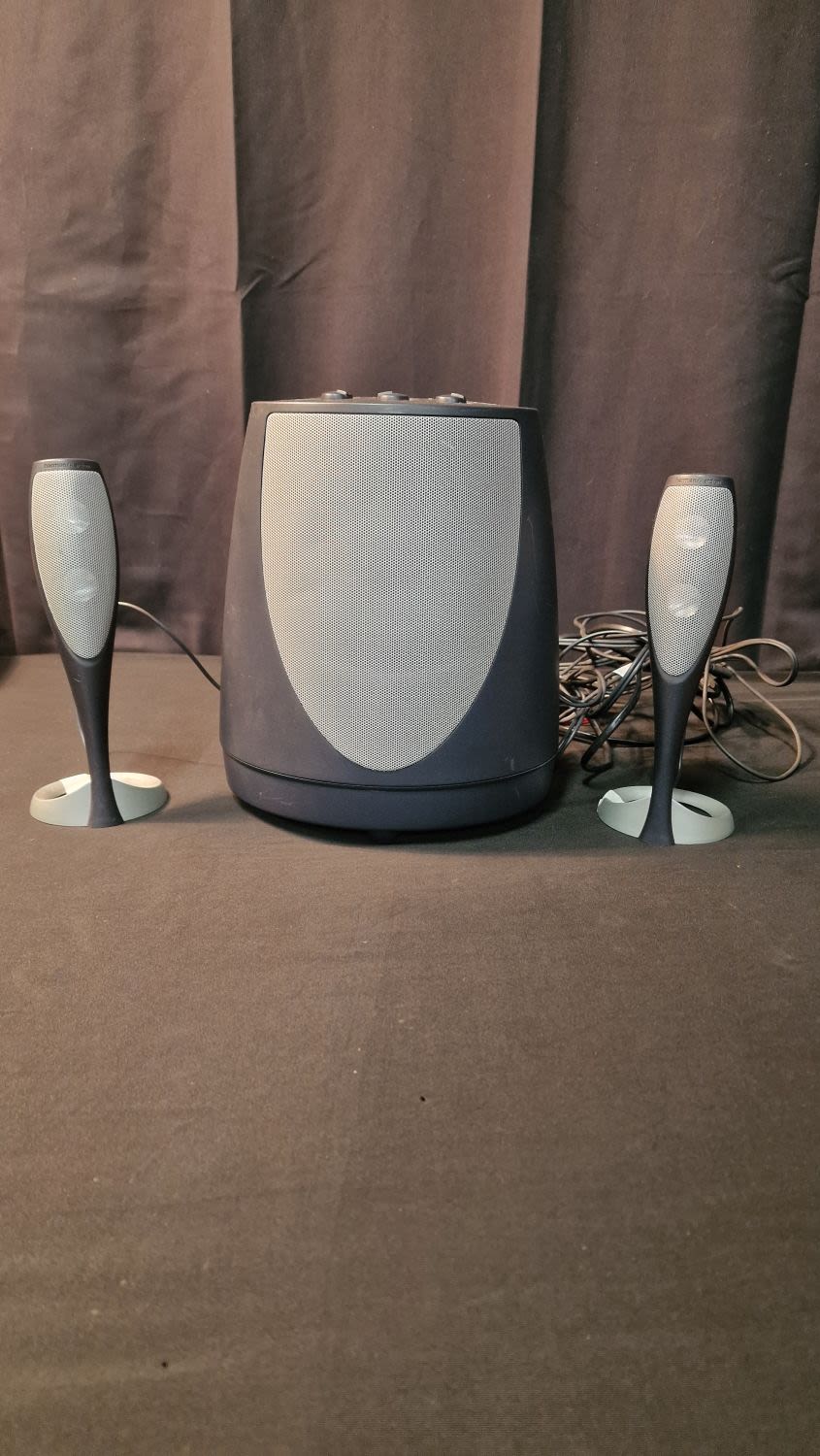 Lot 245: Harman/Kardon speaker set