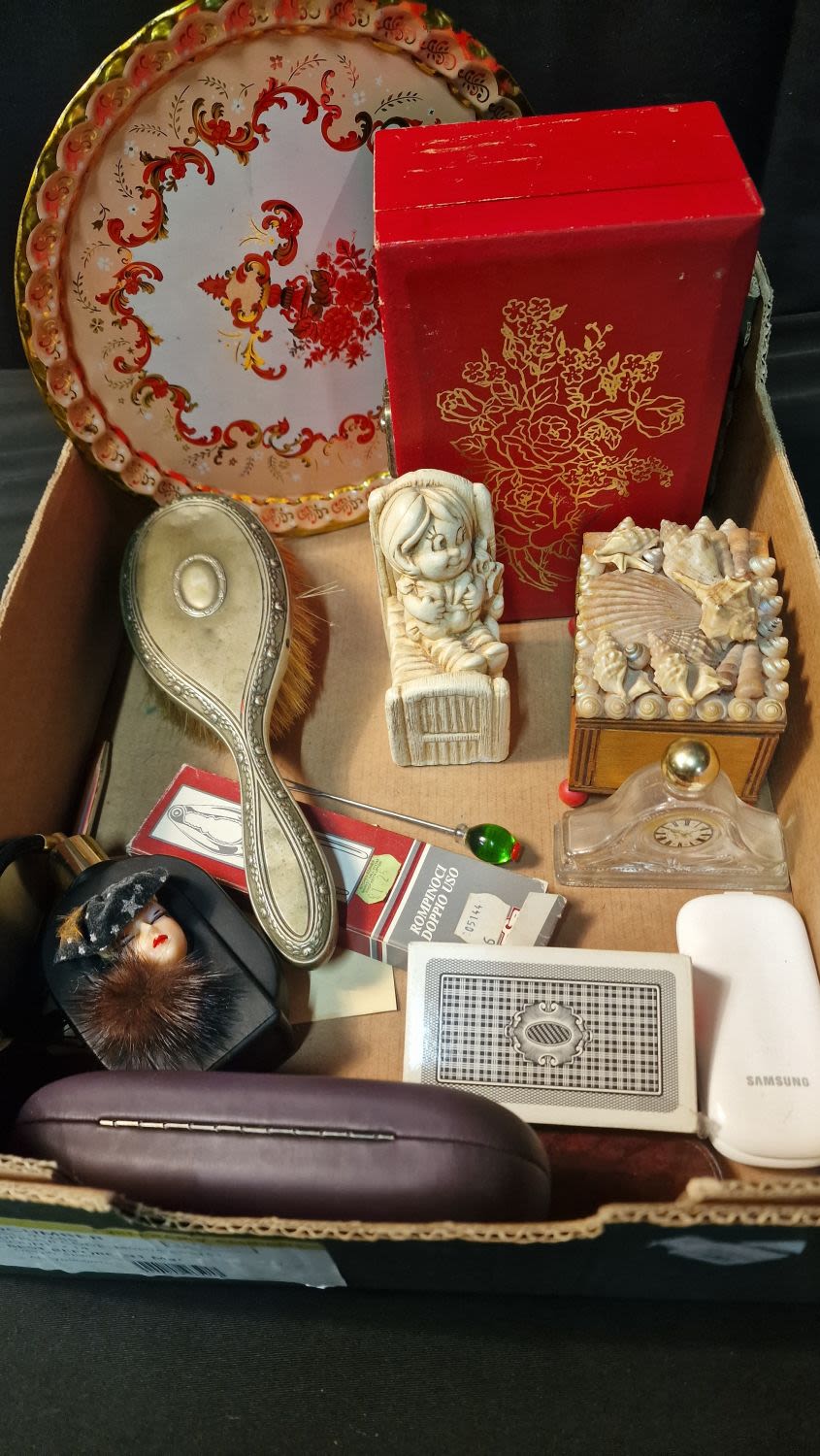 Lot 247: A selection of vintage items