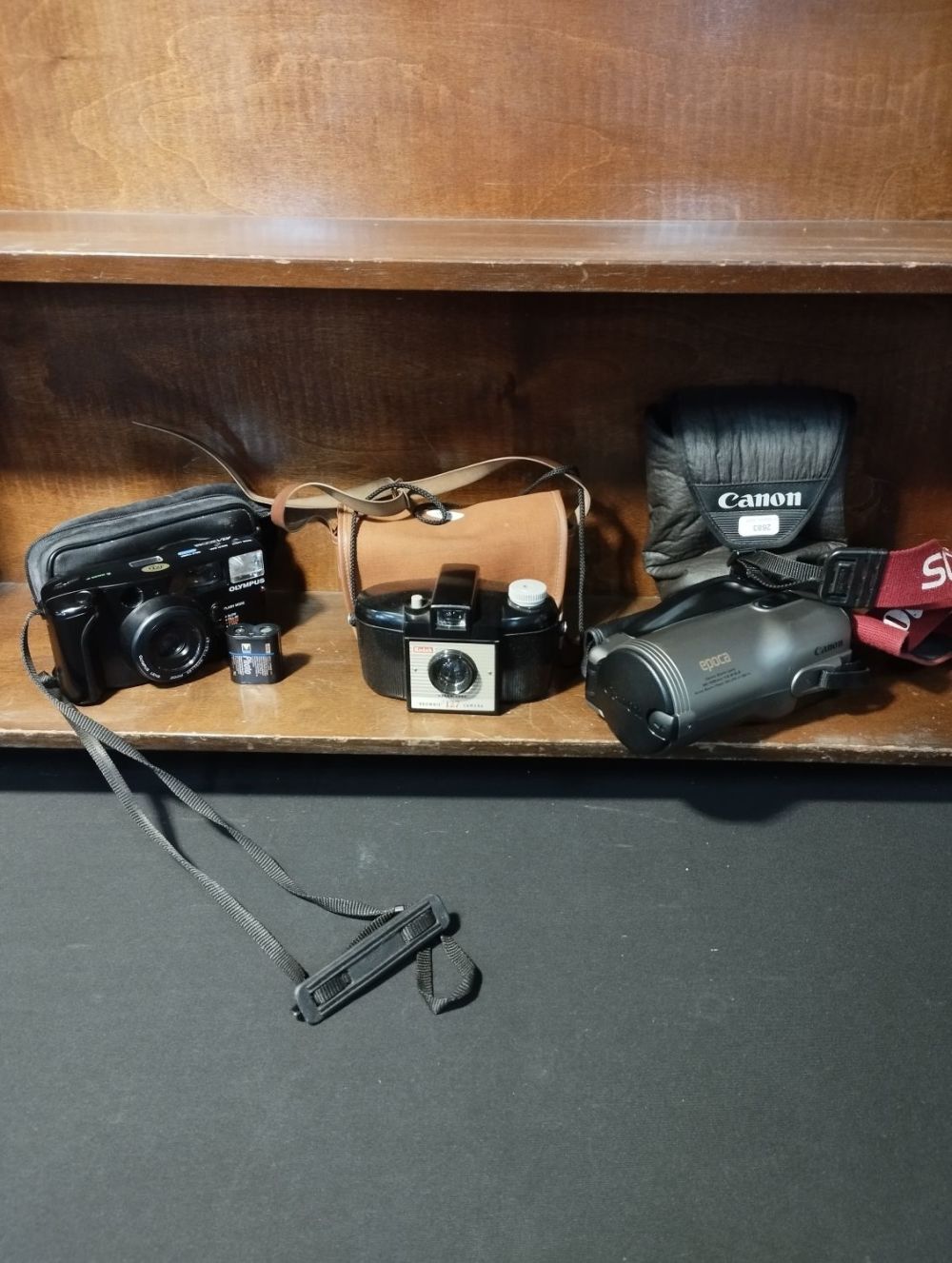 Lot 276: Selection of Vintage Collectable Cameras inc Kodak Brownie...