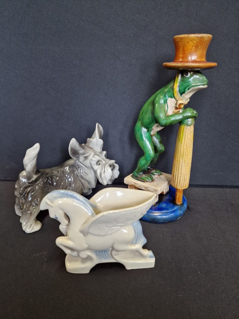 Lot 305: Three pieces of ceramic ornaments WADE pegasis, scottie...