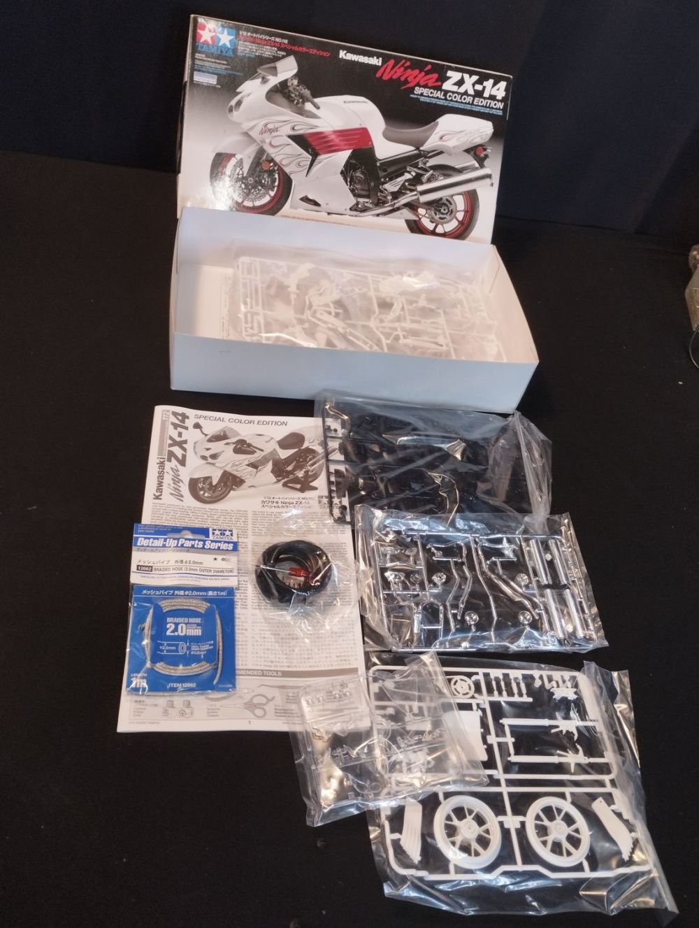 Lot 323: TAMIYA 14112 1/12 Scale Kawasaki Ninja ZX-14 Special...