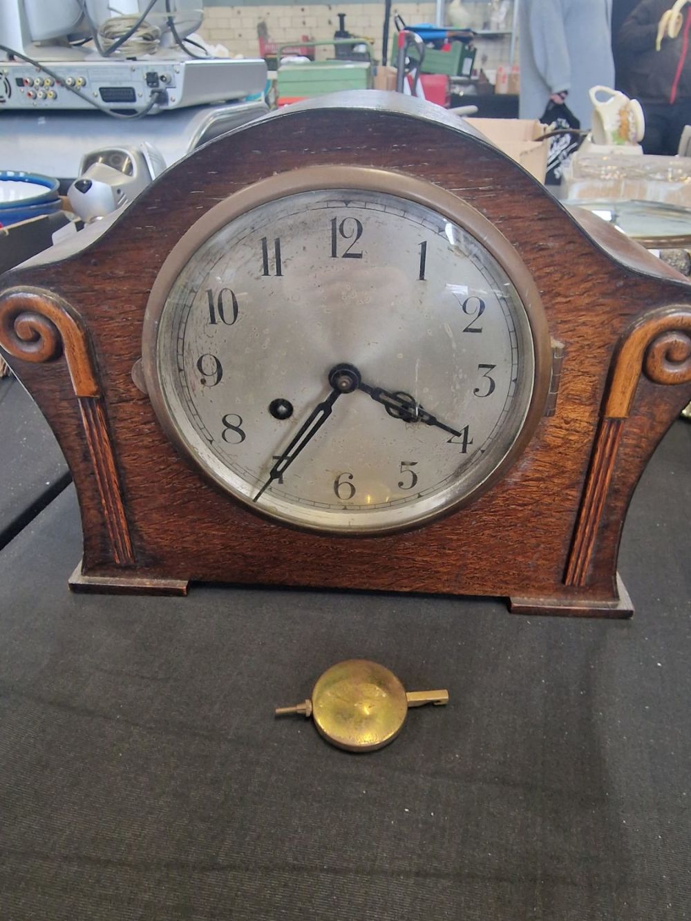 Lot 357: Wooden vintage mantle clock