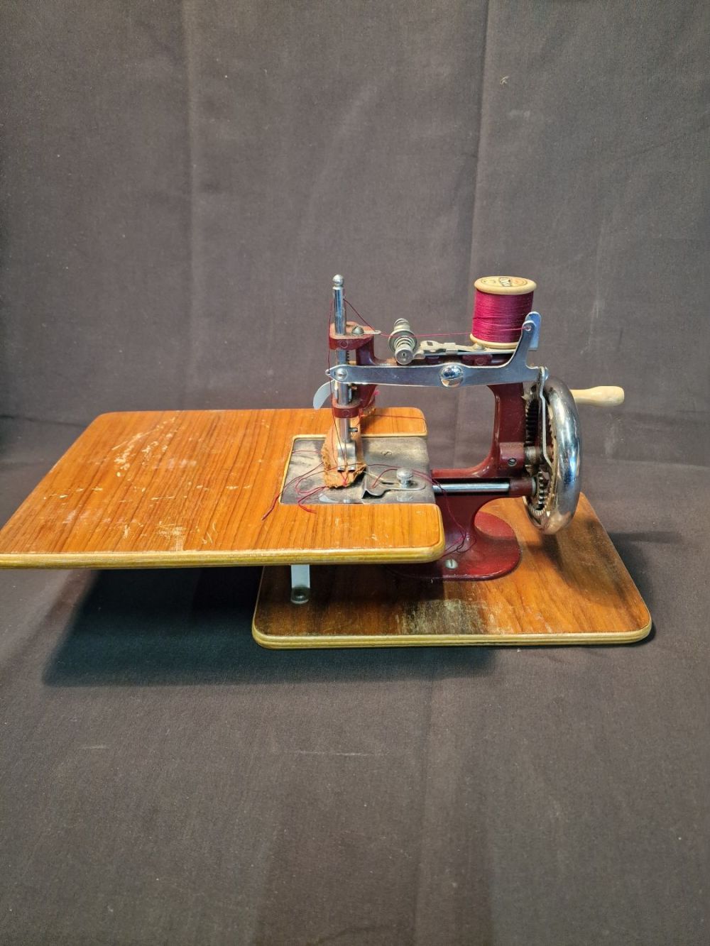 Lot 375: Vintage 1950s Essex MK1 Miniature Mechanical Sewing Machine....