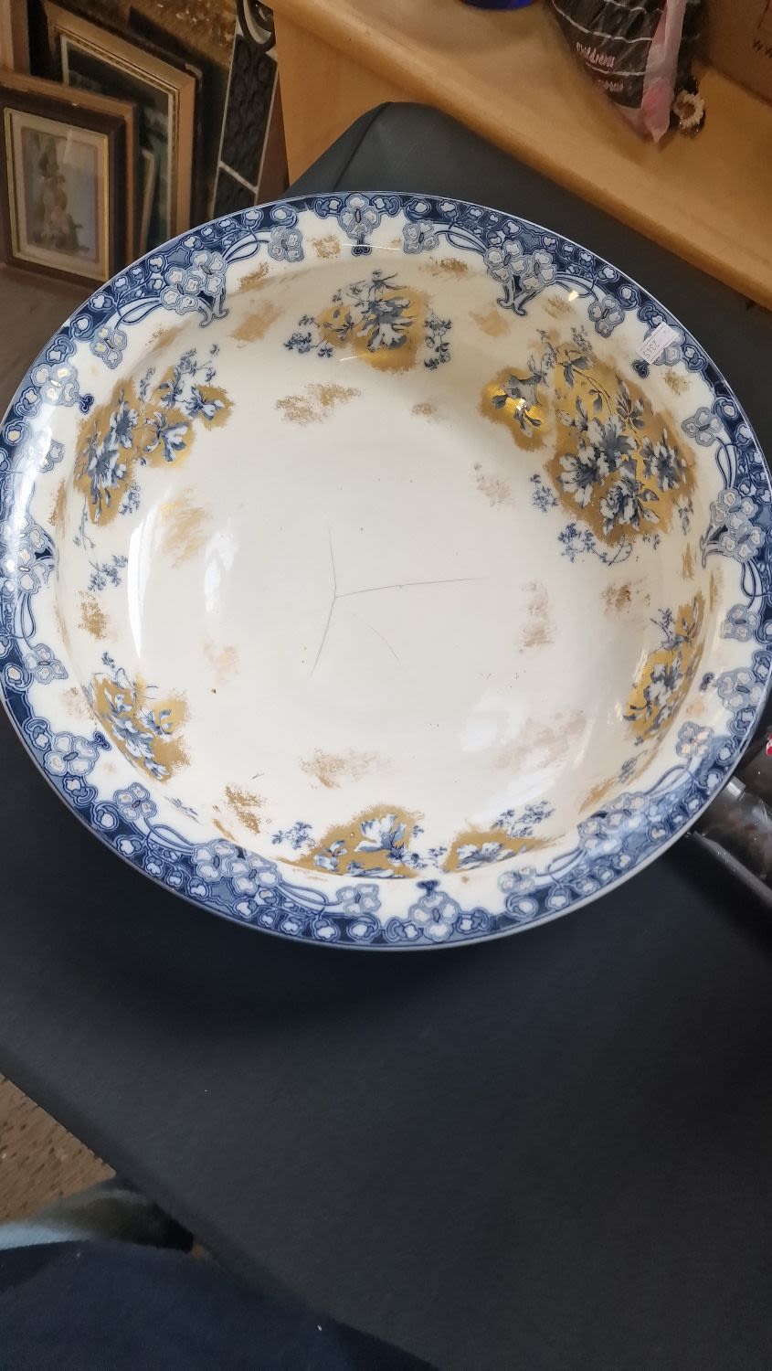 Lot 400: A large Trentman porceline wash basin.