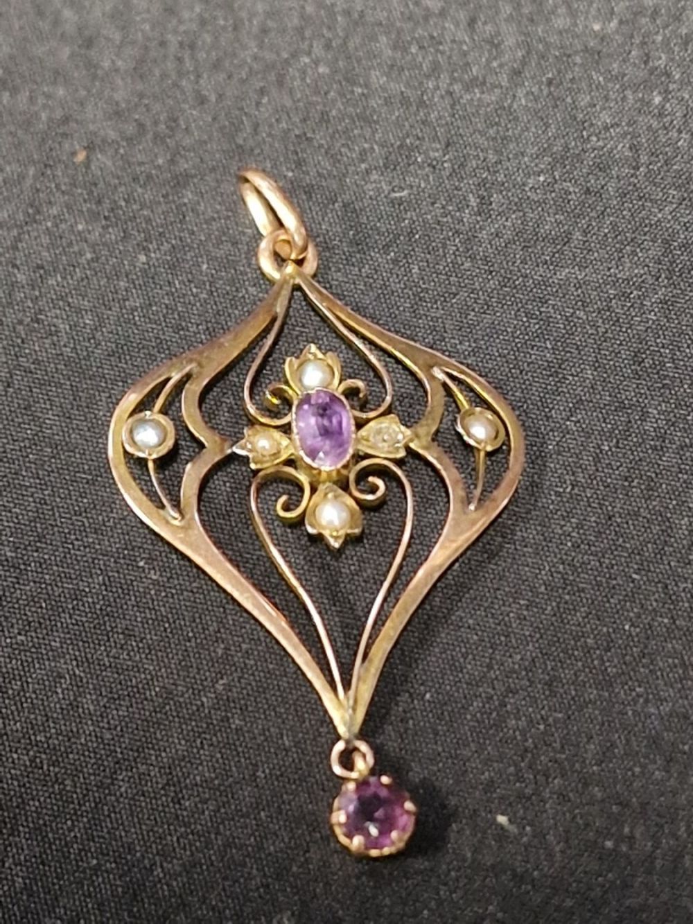 Lot 448: A victorian 9ct gold and amethyst pendant. Weight...