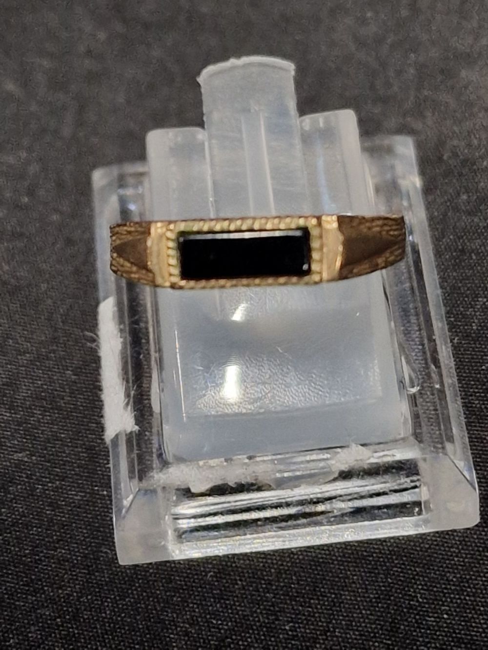 Lot 454: 9ct gold 375 9ct yellow gold ring with...
