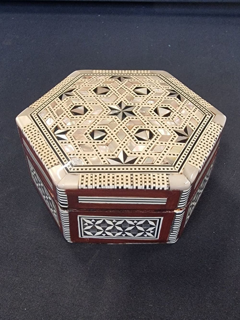 Lot 220: A vintage inlayed mother of pearl trinket /...