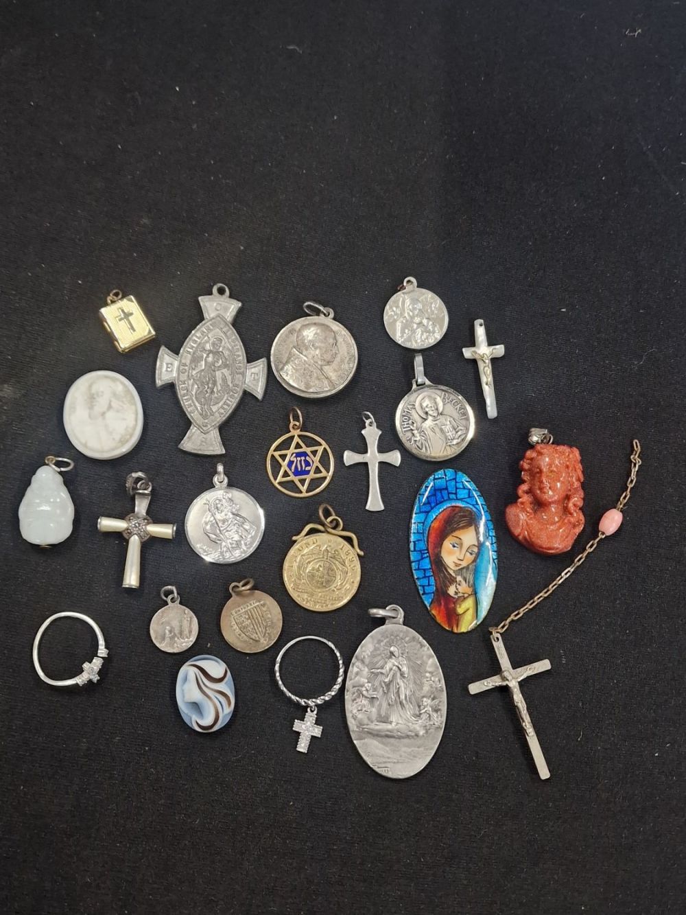Lot 221: A selection of vintage religious items. Mainly pendants...