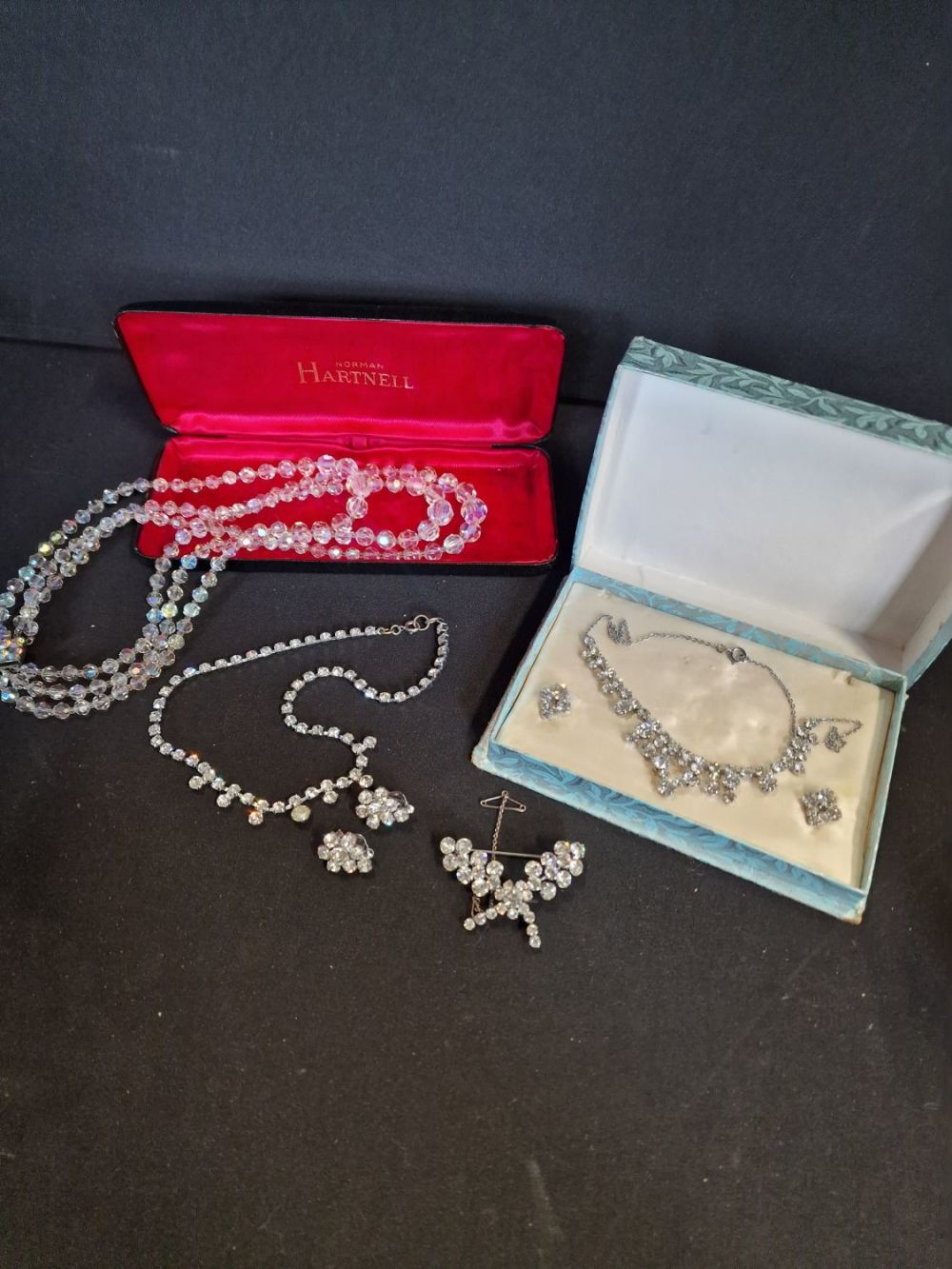 Lot 229: Four piece of vintage costume jewellery, necklaces, clip...