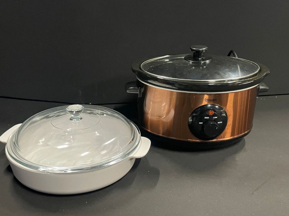 Lot 232: Swan Slow Cooker & 24cn Oven Dish