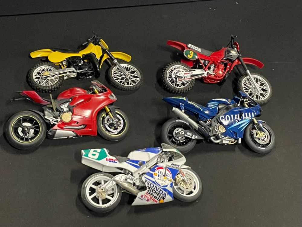 Lot 234: Selection Of 5 Model Motorbikes